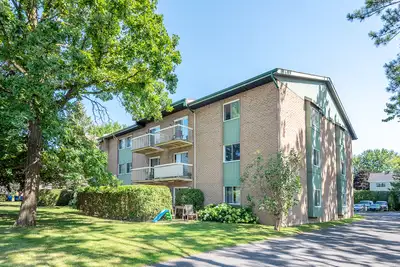 Beau 4 1/2 lumineux situé dans la magnifique ville de Saint-Bruno-de-Montarville à proximité de l'au...