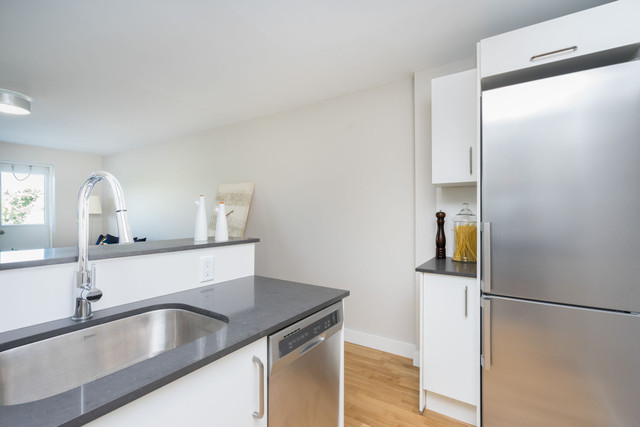 Renovated one bedroom, Yonge and St. Clair - ID 2386 in Long Term Rentals in City of Toronto - Image 2