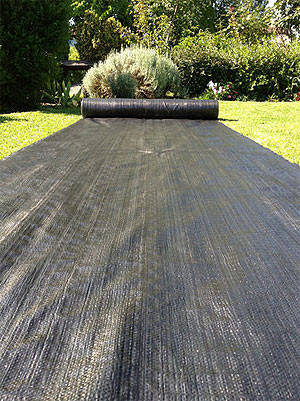 Landscaping Fabric / Weed Barrier Fabric to Prevent Weed Growth in Plants, Fertilizer & Soil in Calgary