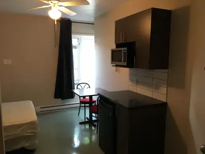 ***Montréal , chambre renovée avec toilette, room with toilet***