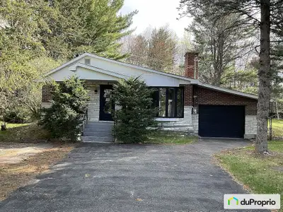 Maison à rénover sur terrain d'exception, boisé, sans voisin à l'arrière, de plus de 23 200 pieds ca...