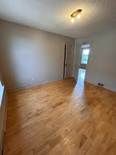 199 Francis St E - #4 This recently updated unit contains: -Large bedroom with closets -Full kitchen...