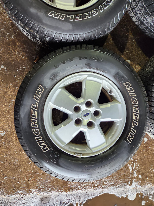 235 70 16 - WHEELS - ALL SEASON - FORD ESCAPE in Tires & Rims in Kitchener / Waterloo - Image 3