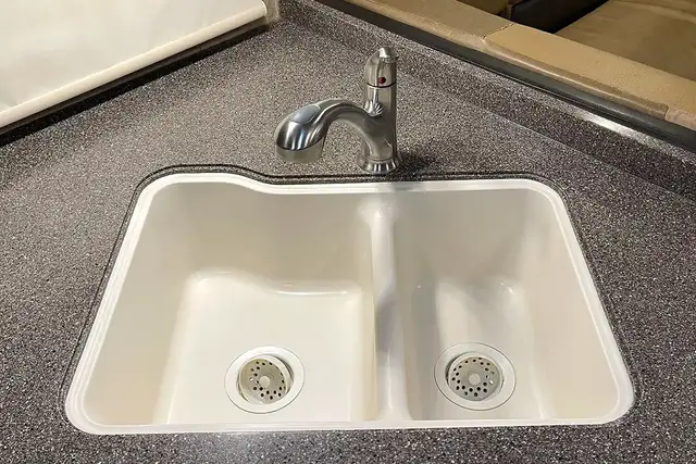 2015 Thor Chateau 33SW - Pre-Owned Super C Motorhome.  in RVs & Motorhomes in Red Deer - Image 27