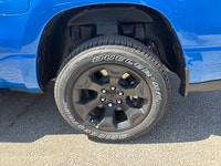 3.55 REAR AXLE RATIO,TIRES: 275/55R20 OWL ALL-SEASON (STD),BLACK MOPAR TUBULAR SIDE STEPS,REAR WHEEL... (image 7)