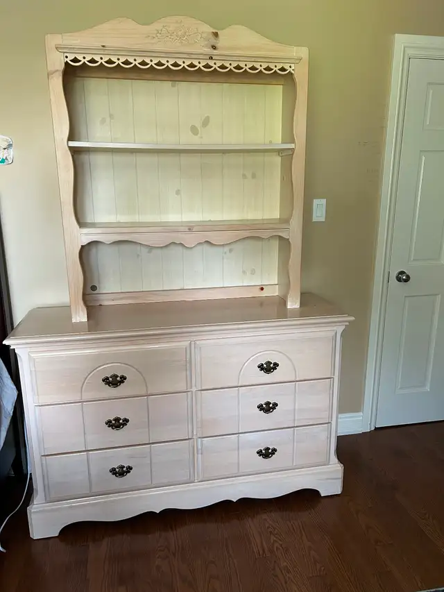Real wood Bedroom dresser and desk in Dressers & Wardrobes in Mississauga / Peel Region - Image 2