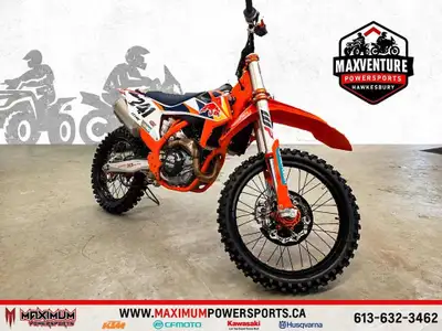 2020 KTM 450 SX-F FACTORY EDITION LIQUIDATION Une moto de motocross de haut niveau, la KTM 450 SX-F...