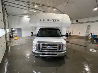 2015 Forest River Forester 3171DS – Class C Motorhome – Bunk Model Well-kept 2015 Forester 3171DS of...
