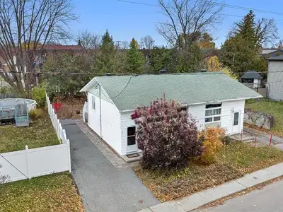 Charmant semi-détaché de 3 chambres, situé dans un secteur recherché à proximité de tous les service...