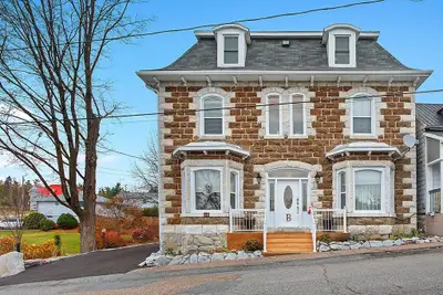 3 storey house, built 1848. Totally restored and renovated architecture features inside and outside....