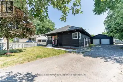 Beautiful detached family home with 3+1 beds for lease in St. Catharines. Main floor living room wit...