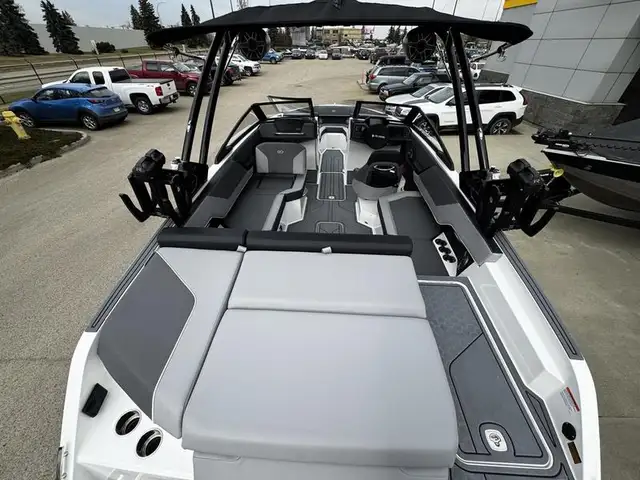 2025 Cobalt Boats CS23 Surf in Powerboats & Motorboats in Saskatoon - Image 10