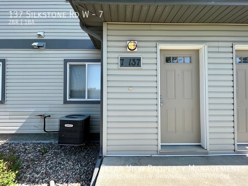 Copperwood 2 bedroom condo with AC, just minutes from the Univer Long