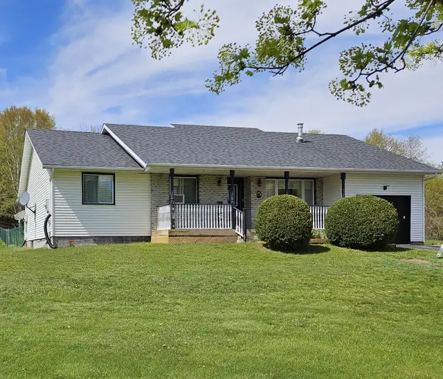 BEAUTIFUL COUNTRY BUNGALOW with SPACIOUS INLAW SUITE