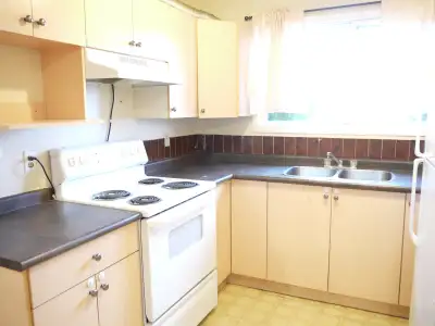 Fantastic Location! 3BR Mn Flr 1 BLK 2 LRT-Bath,Hardwd,Fence,pet