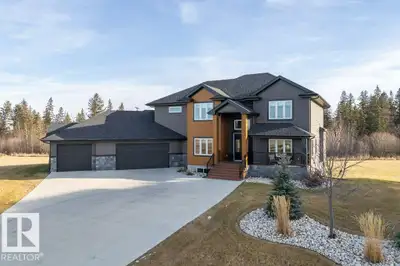 10 minutes to Edmonton. Spring Meadow Estates. Shows like new! Close to golf course. Modern Luxury A...