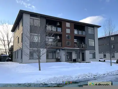 Superbe condo à vendre 4 1/2 haut de gamme 1,237 pi. carré, coup de coeur garanti ! Près de tous les...