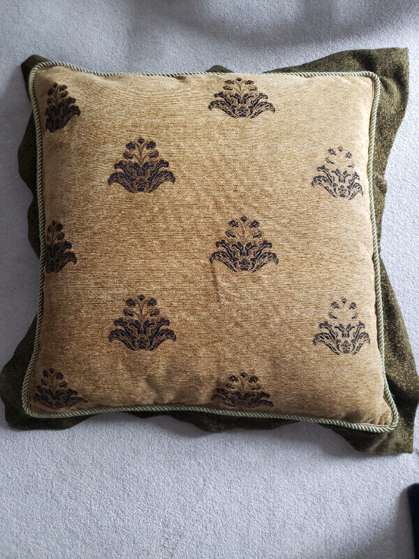 11 new bed throw pillows, Orillia in Bedding in Barrie - Image 2