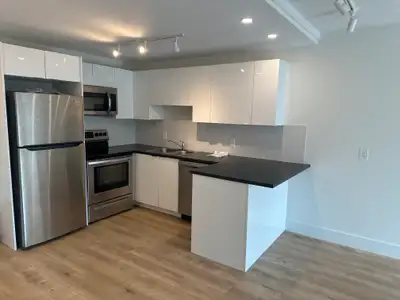 270 Parkside Dr. Unit 21 - RENT NOW DON'T PAY UNTIL JULY 1ST!