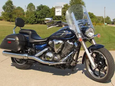 42,000 KM - Cool looking V-star 950 - Smooth Cruiser This 2015 Yamaha V-star 950 Tourer looks sweet...