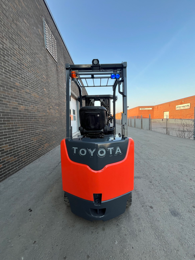TOYOTA 6500 LBS CAP ELECTRIC FORKLIFT 4 STAGE w single double at in Heavy Equipment in Mississauga / Peel Region - Image 7