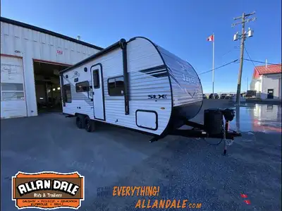Enjoy stress-free camping with the Jay Flight SLX 210QBW a compact travel trailer packed with comfor...