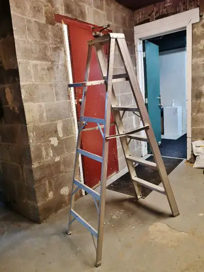 aluminium ladder 6ft / échelle 6 pi, View more