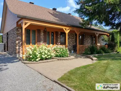 BUNGALOW CLÉ EN MAIN Confort, intimité et emplacement idéal! Belle maison chaleureuse, bien entreten...