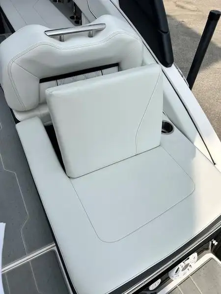 2024 Regal LS6 Surf in Powerboats & Motorboats in Saskatoon - Image 7
