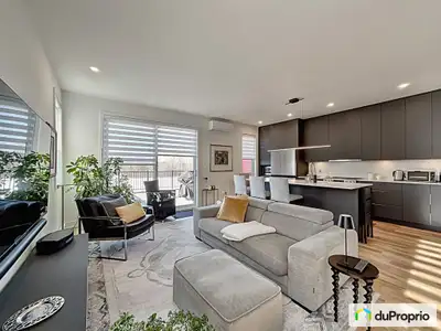 MAGNIFIQUE petit condo offrant une luminosité incomparable, tout confort! CLÉS EN MAINS, avec nombre...