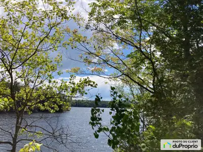 Beau grand terrain de 1.16 acres (50 370 pi2), situé en hauteur. Superbe vue sur le majestueux Lac M...