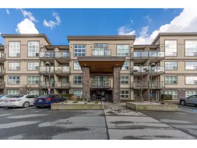 Welcome to Tamarind. This freshly painted 1 bedroom + den top floor unit features an open concept de...