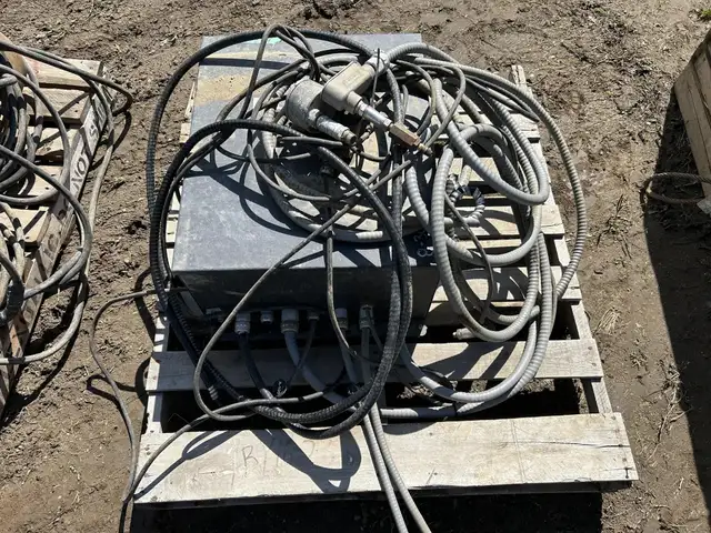 UNKNOWN POWER DISTRIBUTION BOX in Heavy Trucks in Saskatoon - Image 4