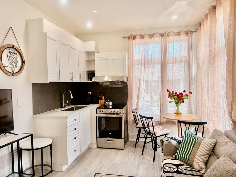 One Bedroom Apartment in 6th Line & Dundas,  OAKVILLE 2
