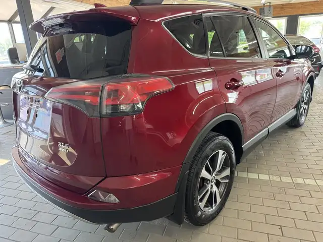 2018 Toyota RAV4 AWD XLE in Cars & Trucks in Longueuil / South Shore - Image 6