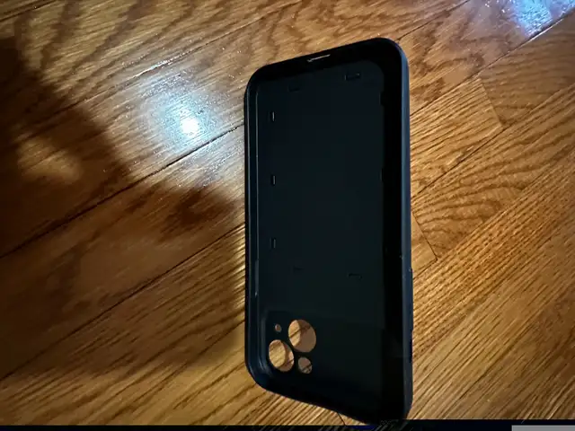 Phone Case With Holder For iPhone in Cell Phone Accessories in Mississauga / Peel Region - Image 5
