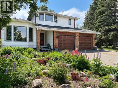 The Best of Both Worlds Acreage Feel, In-Town Convenience!If you've been searching for the peace and...