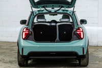 *English below* *Français:* Ce MINI Cooper S 3 portes 2025, affichant un bas kilométrage de seulemen... (image 6)