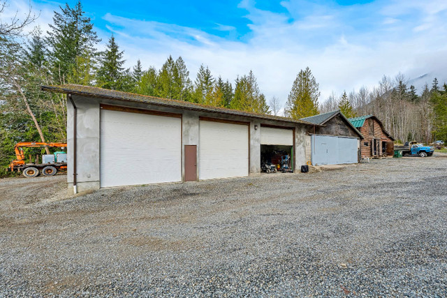 MECHANICS DREAM SHOP & LARGE FAMILY HOME ON 2 ACRES! in Houses for Sale in Cowichan Valley / Duncan - Image 3