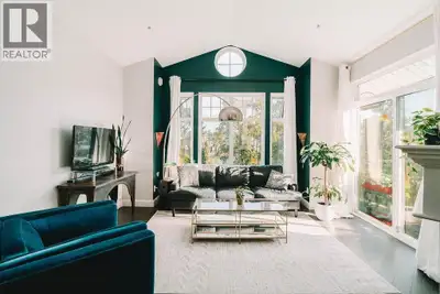 PENTHOUSE with RIVER VIEWS from every room! Spacious and stylish with 11ft vaulted ceilings looking...