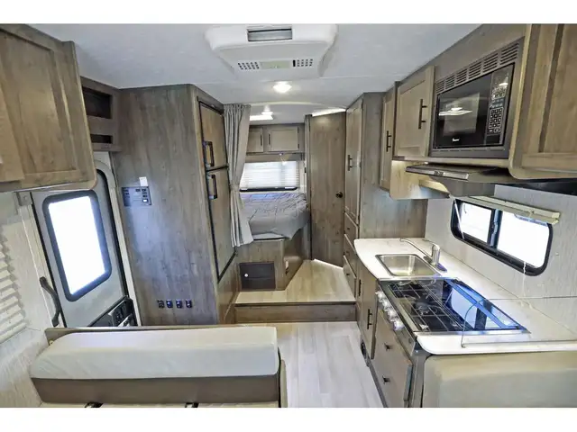 2022 Coachmen Leprechaun 230CB Classe C Compact + 6 Pneus neuf in RVs & Motorhomes in Laval / North Shore - Image 8