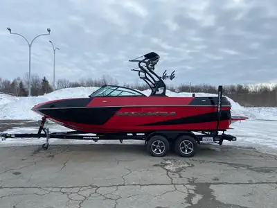Moomba Craz Longeur / Length : 22' Largeur / Beam : 102'' Moteur / Engine : Raptor 400, 6.2L Heures...
