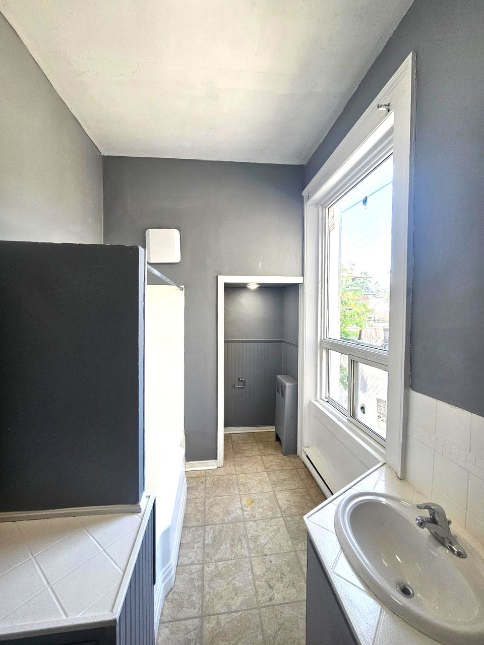 HUGE & STUNNING 2 Bedroom - Prime North Oshawa 4