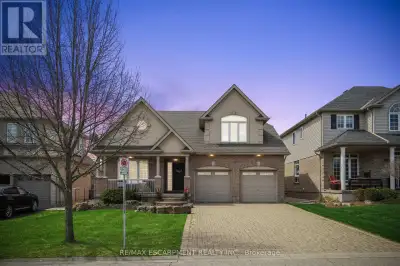 MAIN FLOOR PRIMARY SUITE! NO BACKYARD NEIGHBOURS! FAMILY-FOCUSED NEIGHBOURHOOD! Welcome to 177 Wheel...