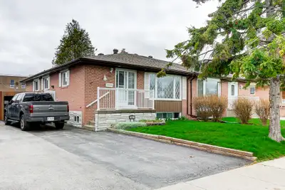 This bright and spacious 3-bedroom, 1-bathroom upper-main floor unit at 894 Krosno Boulevard offers...