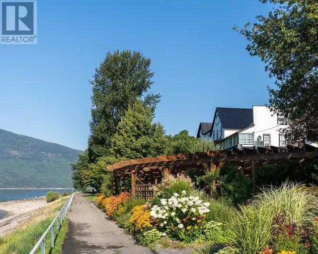 92 4TH Avenue Nakusp, British Columbia in Commercial & Office Space for Sale in Nelson - Image 11
