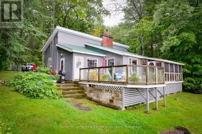 Lake Muskoka Mainland water front living. A short drive to Gravenhurst and easy access to Highways....