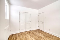 Akelius one bedroom apartment for rent. Located near avenue Clanranald in the Cote-des-Neiges neighb... (image 8)