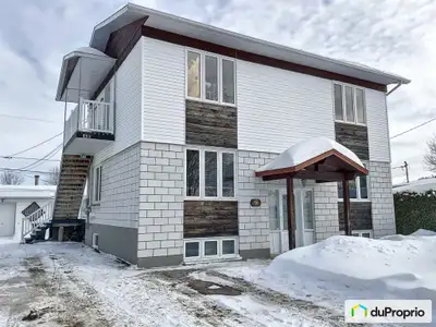 Maison à revenus! Maison unifamiliale avec logement 4 et 1/2 bien positionnée à Chicoutimi-Nord. Liv...