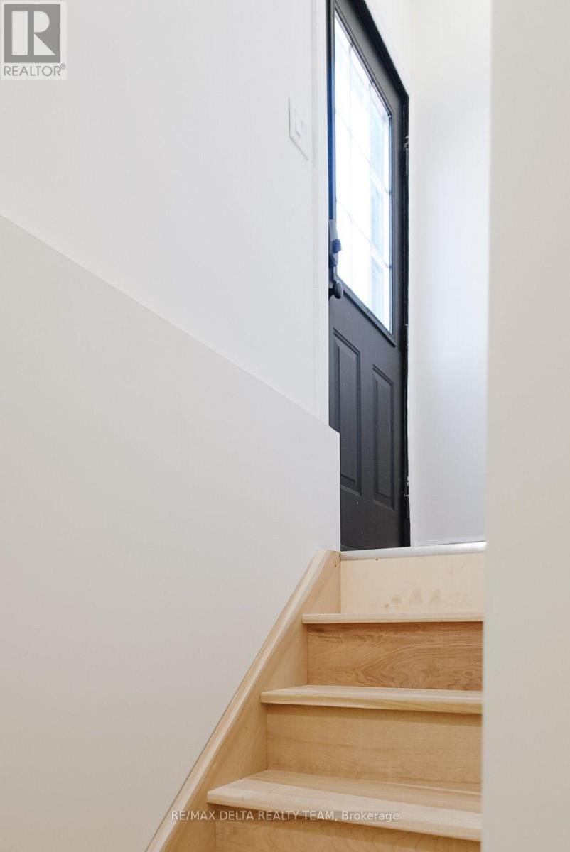 BASEMENT APARTMENT - 7 CRAVEN ROAD Toronto (Greenwood-Coxwell), 2
